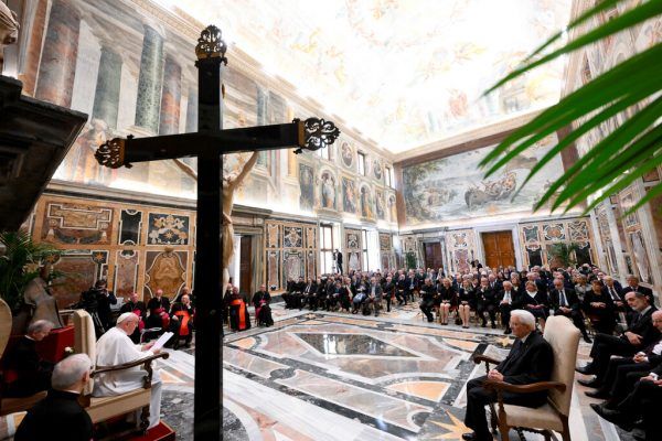 Papst Franziskus überreicht dem italienischen Staatspräsidenten Sergio Mattarella den Paul-VI.-Preis von Brescia im Vatikan. VATICAN MEDIA