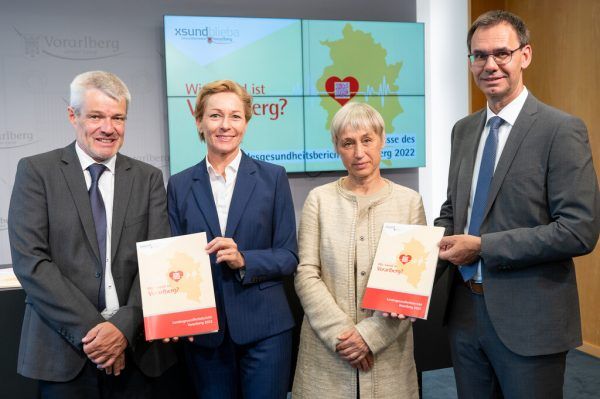 Wolfgang Grabher, Martina Rüscher, Petra Winkler und Markus Wallner (v.l.) mit dem Gesundheitsbericht. VLK/Serra