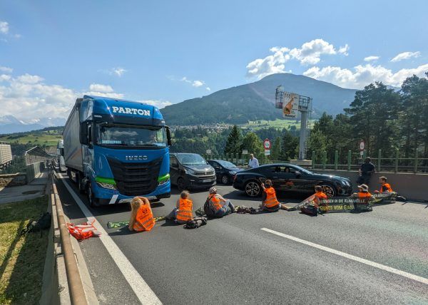 Aktivisten der „Letzten Generation“ blockierten die Brennerautobahn. APA