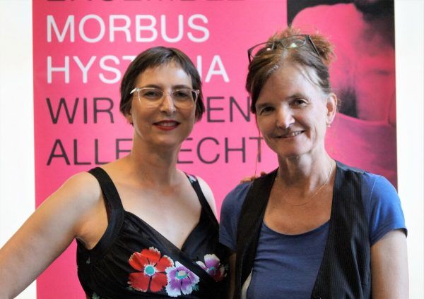 Alexandra Abrederis (Kultursprecherin Grüne) und Regisseurin Brigitta Soraperra.