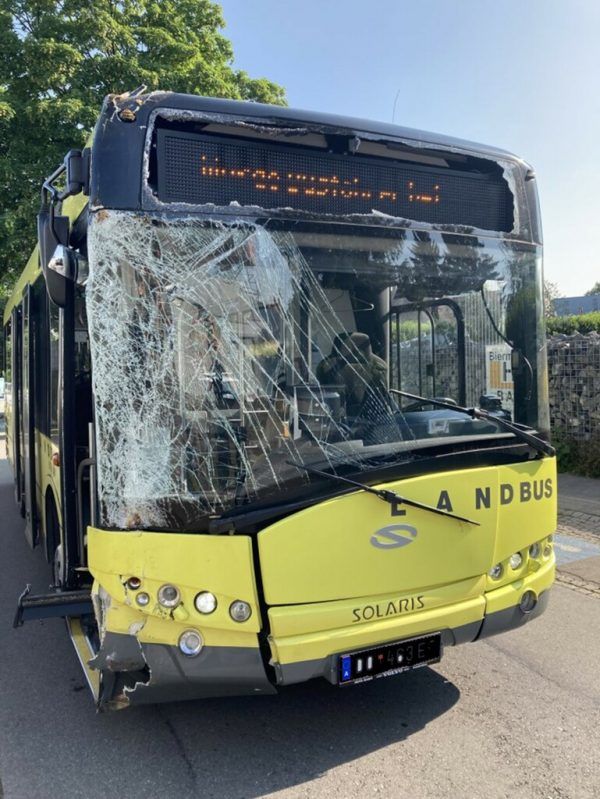 Am Bus entstand erheblicher Schaden.lpd vor­arlberg