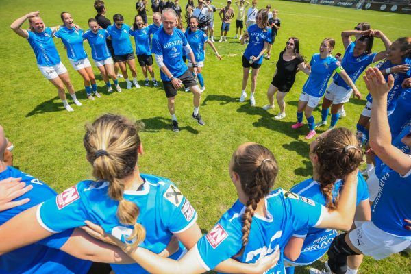 Auch bei der Meisterfeier zeigten sich die SPG FC Lustenau/FC Dornbirn erstklassig – wie hier Trainer Klaus Stocker. Philipp Steurer