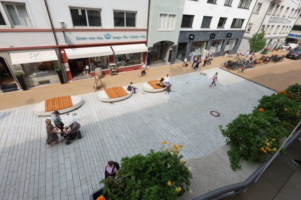Auch der Bereich vor dem Rathaus wurde neu gestaltet. Der Boden soll das Haus widerspiegeln. hartinger