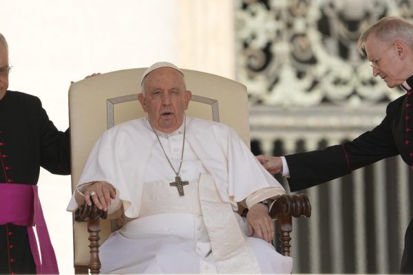 Auf dem Weg der Besserung: Laut Vatikan erholt sich der Papst gut von seiner Operation. AP