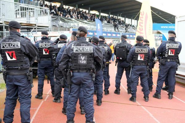 Beamte der Einsatzeinheit Vorarlberg bei einem Fußballspiel. Carsten Harz/pauschal