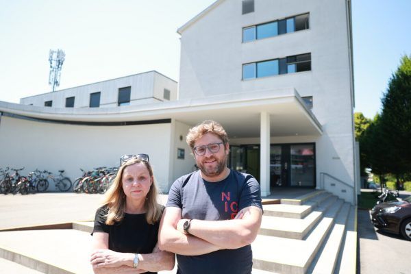 Cornelia Matt und Michael Hämmerle vor dem nach einem Um- und Zubau 2014 wieder eröffneten Bonetti-Haus in Dornbirn – die einzige Einrichtung im Land, die suchtakzeptierend arbeitet. Klaus hartinger