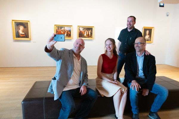 Das Team mit den Direktoren Andreas Rudigier (l.) und Karl C. Berger (stehend) und Kuratorin Anna Bertle und Kurator Roland Sila.Klaus Hartinger