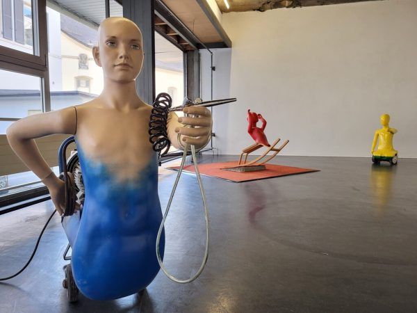 Der Künstler Roland Adlassnigg mit seinen Werken in der Galerie Lisi Hämmerle. Sieglinde Wöhrer (3)