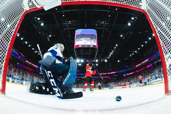 Der Lustenauer David Reinbacher bei der A-WM in Finnland in Aktion für das österreichische Nationalteam: Links am Puck, rechts beim Torjubel. GEPA (2)