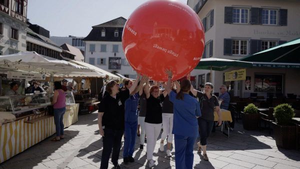 Der rote Ball symbolisierte, dass es viele helfende Hände gibt.gedankenwald
