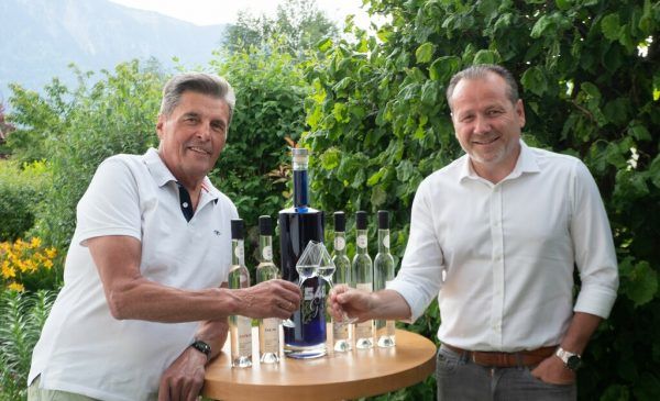Der Thüringer Bürgermeister Harald Witwer (r.) gratuliert Andreas Tscholl zu seiner Auszeichnung. tmh-Pressedienst