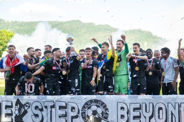 Die Bregenzer feierten gestern ausgelassen ihren Aufstieg und damit die Rückkehr in den Profifußball. Beate Rhomberg