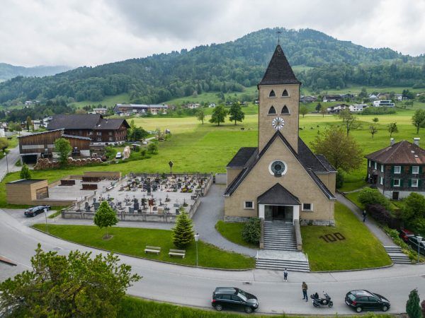 Die von Holzmeister geplante Kirche in Batschuns. Hartinger