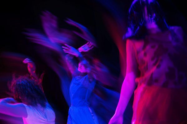 Die Performance „Dog Rising“ von Clara Furey. Mathieu Verreault