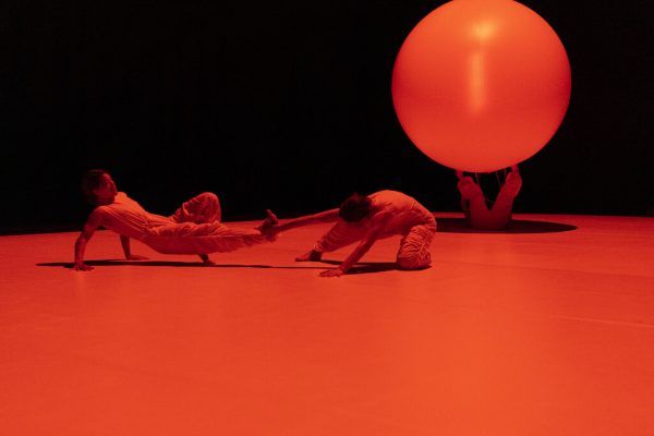 Die Tänzerinnen Silvia Salzmann, Maartje Pasman und Marina Rützler in „Gekommen um zu bleiben“.   ©BellaAngora, Foto: Sarah Mistura