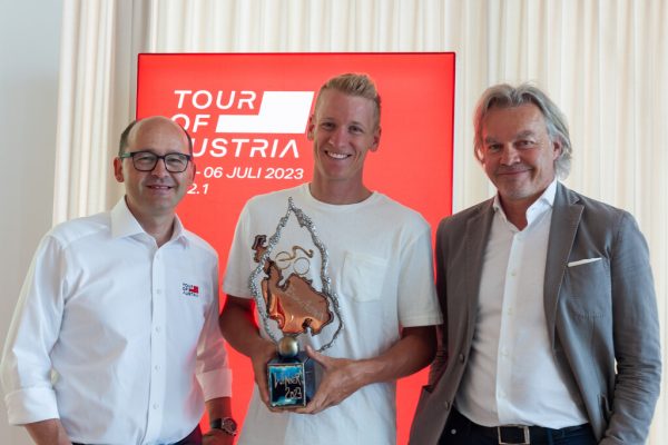 Die Tourdirektoren Thomas Kofler (l.) und Thomas Pupp (r.) sowie Pascal Ackermann mit der Siegertrophäe. K19/Martin Böckle