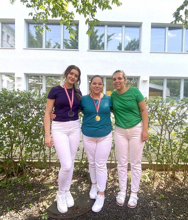 Dritter Platz Kosmetikerinnen Tamara Vuckovic, erster Platz Fußpflege Angelina Schwarzhans und Teresa Sattler. WKV/Mijatovic