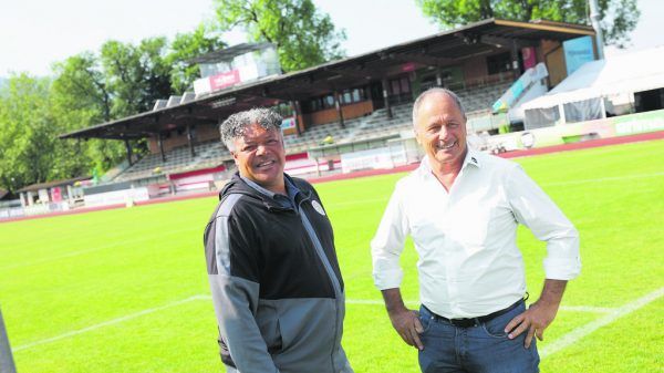 Eric Orie und Hubert Domig posieren für den Fotografen auf der Birkenwiese. Klaus Hartinger