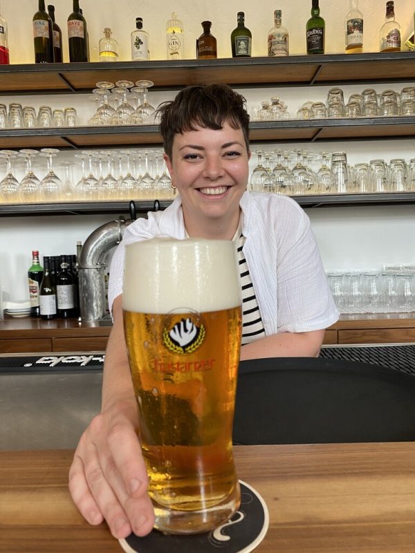 Frastanzer Bier aus dem Fass zapft die Feldkircherin.