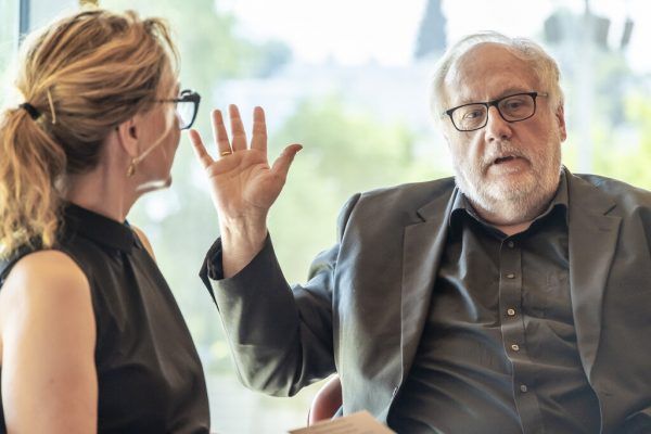 Komponist Richard Dünser bei der gestrigen Pressekonferenz mit Kulturserviceleiterin Judith Reichart. Roland Paulitsch