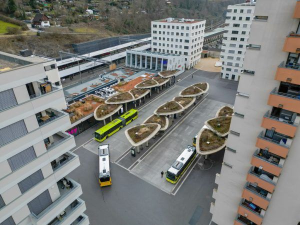 Konsum alkoholischer Getränke und das Mitführen offener Flaschen, Dosen oder Becher sind am und im Bahnhof verboten. NEUE