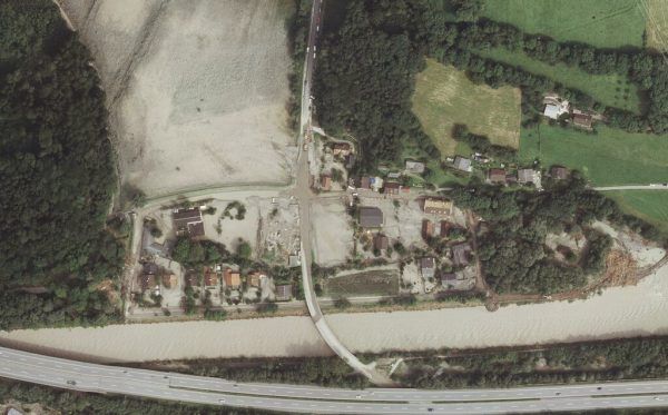 Kurz nach dem Hochwasser 2005 stehen die Häuser im Schildried noch. lvg (2)