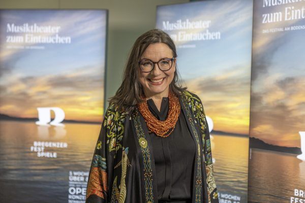 „La Traviata“ wird die erste Seebühnen-Neuproduktion der designierten Intendatin Lilli Paasikivi (im Bild bei ihrer Präsentation im Dezember 2022) sein.  Roland Paulitsch