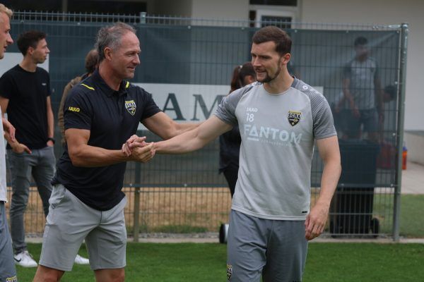 Links: Sportdirektor Roland Kirchler klatscht mit Jan Zwischenbrugger ab. Rechts: Neuzugang Gustavo Santos.Klaus Hartinger, GEPA/Lerch