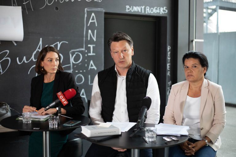 Veronika Marte (l.), Alexander Moosbrugger und Sandra Schoch bei der Pressekonferenz im Oktober 2021. ⇒Klaus hartinger