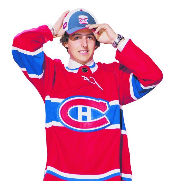 Oben ein Blick in die Arena Centre Bell in Montreal, der neuen sportlichen Heimat von David Reinbacher, der beim NHL-Draft erstmals das Jersey der Canadiens überzog. AFP (2)