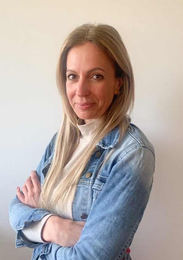 Oben: Natalie Scherer. Links: Runa, Gigi und Laura sind überzeugte „Bandidas“ und begeisterte Baseball-Spielerinnen. Hartinger, Privat