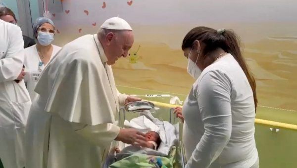 Papst hatte Kontakt mit Familie, deren Sohn er im Gemelli-Krankenhaus getauft hatte. Reuters