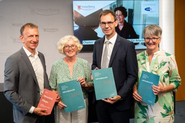 Präsentierten den Bericht: Bernhard Bereuter, Katharina Wiesflecker, Markus Wallner und Reingard Feßler (v.l.). Land Vorarlberg/Alexandra Serra