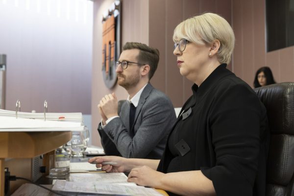Sabine Scheffknecht übergibt die Neos-Klubführung an Johannes Gasser und verabschiedet sich aus der Politik. Maurice Shourot