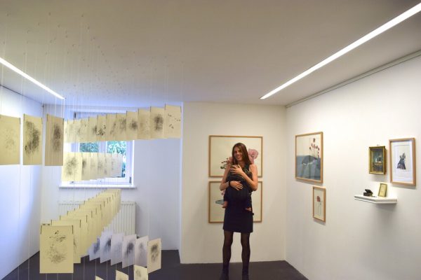 Sophia Weinmann mit Baby Oskar in ihrer Ausstellung in der Galerie.Z in Hard. Rechts: weitere Arbeiten der Künstlerin.Brigitte Kompatscher (3)