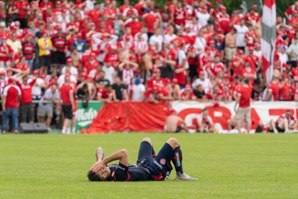 Szenen der Trauer nach dem Schlusspfiff: Der GAK hat am Sonntag auf der Birkenwiese den greifbaren Aufstieg verspielt. APA (3)