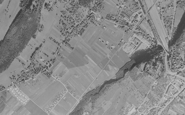 Tosters ist in den 1950ern noch ein kleines Dorf mit einigen neuen Siedlungen. lvg (2)