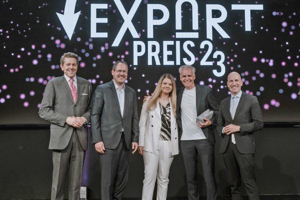 V.l.: WKÖ-Präsident Harald Mahrer, Rainer Trefelik, Laura Rückenbach, Thomas Vogler, Minister Martin Kocher. Studeny