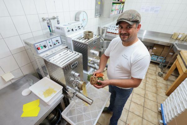 Vom Ausgangs- zum Endprodukt: feine Pasta aus Hartweizengrieß. hartinger (7)