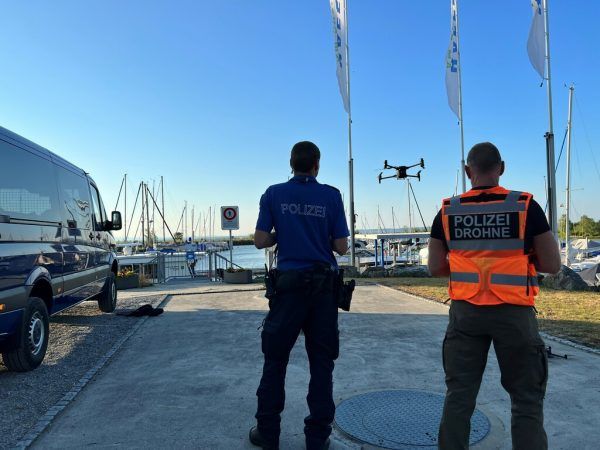 Zahlreiche Einsatzkräfte suchten vereint nach dem vermissten Jungen. kapo st. gallen