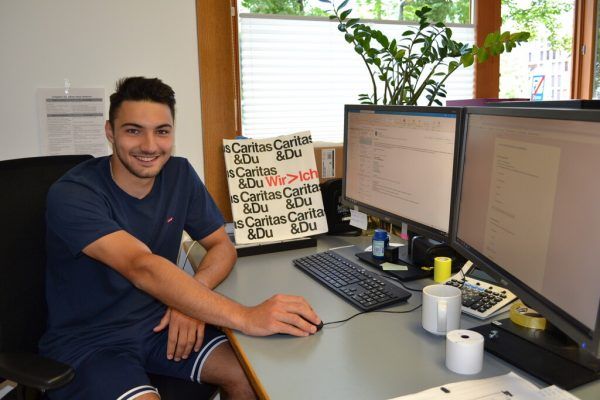 Aeman Al Hasan hilft als Zivildiener bei der Organisation.Caritas Vorarlberg