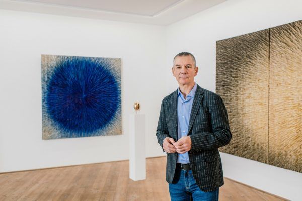 Alfred Haberpointner in der Ausstellung.  Wolfgang Ölz