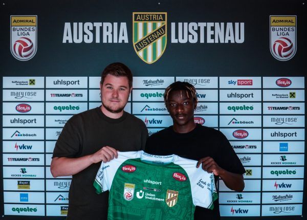 Austrias Sportkoordinator Alexander Schneider präsentiert Neuzugang Baila Diallo. Verein