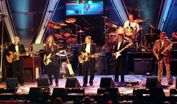 Bandmitglieder der Eagles 1998: Randy Meisner, Timothy B. Schmit, Glenn Frey, Don Felder, Joe Walsh and Don Henley (v.l.) REUTERS