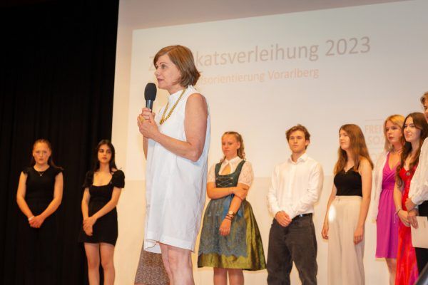 Barbara Schöbi-Fink übergab die Zertifikate an die jungen Menschen. land vorarlberg