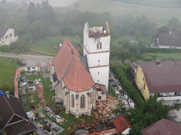 Das Dach der Filialkirche St. Marxen wurde zerstört. APA/Angerer (2)/Eggenberger