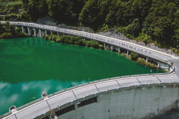Das Hauptfeld der vierten Etappe am Stausee Klaus im Steyrtal. APA