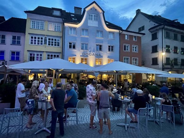 Der Abschluss der Bauarbeiten wurde am Samstag bis in die Nacht hinein gefeiert.(v.l.). Lutz (7)