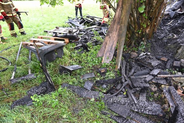 Der Brand an der Baumhütte verursachte einen Schaden von tausend Franken. Kapo St. gallen