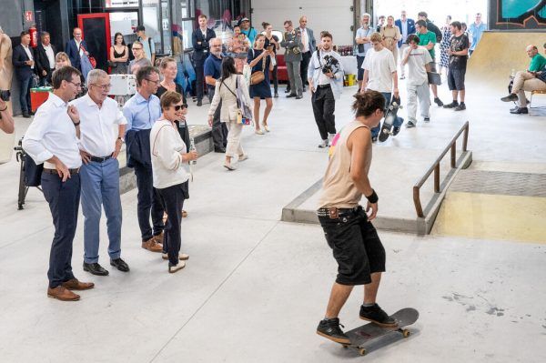 Der Bundespräsident in der Skaterhalle. Serra